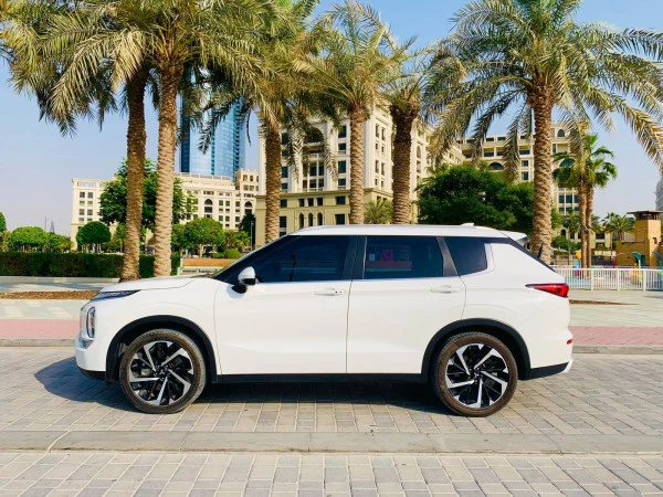  Белый Mitsubishi Outlander Photo 4