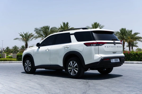  Белый Nissan Pathfinder Photo 3