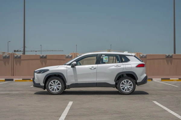  White Toyota Corolla Cross Photo 4