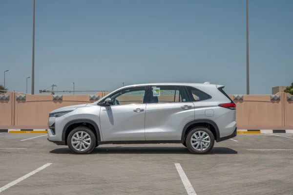  Белый Toyota Innova Photo 3