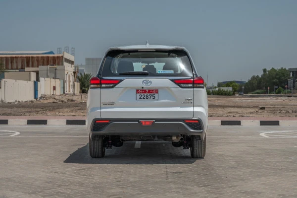  Белый Toyota Innova Photo 4