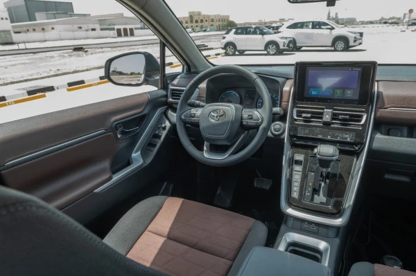  Белый Toyota Innova Photo 6