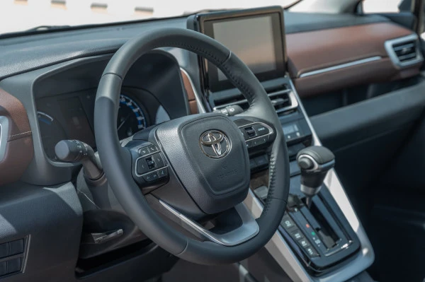  Белый Toyota Innova Photo 7