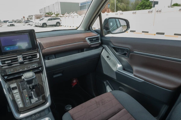  Белый Toyota Innova Photo 9