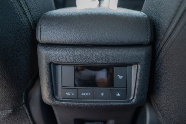  Белый Toyota Innova Photo 10