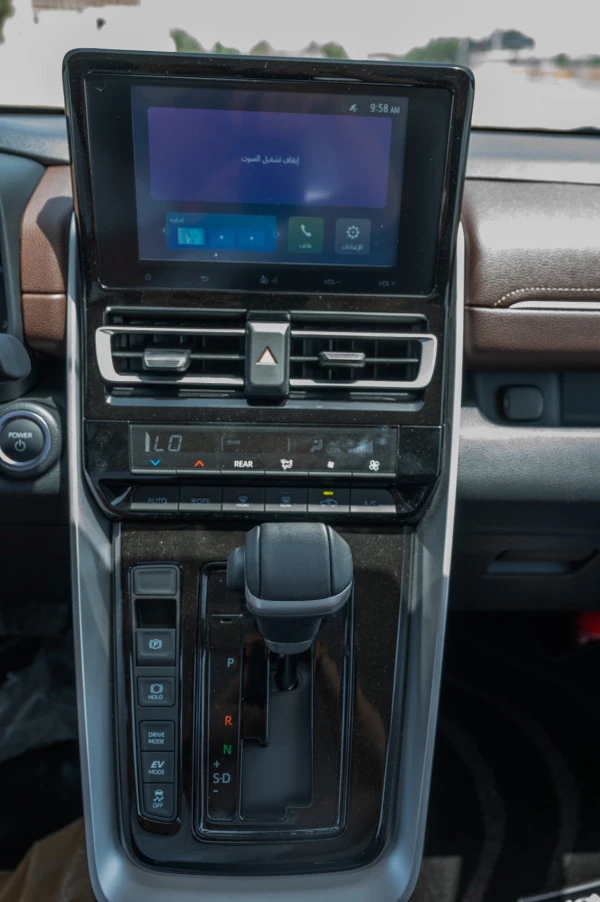  Белый Toyota Innova Photo 13