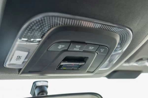  White Toyota Innova Photo 15