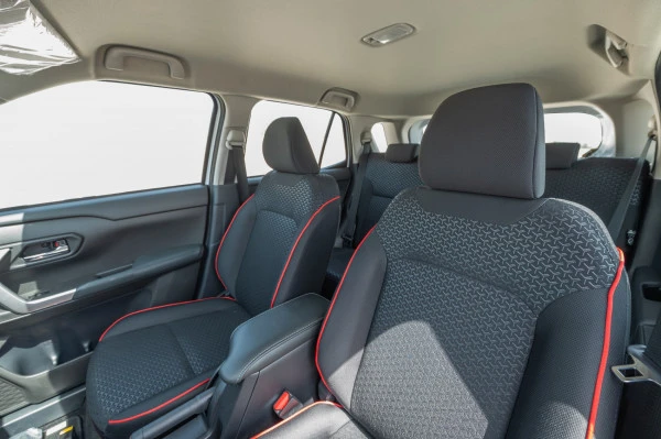  White Toyota Raize Photo 5