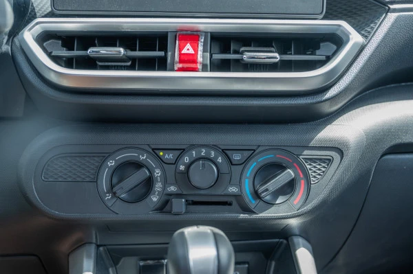  White Toyota Raize Photo 10