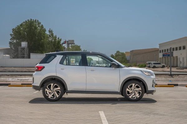  Белый Toyota Raize Photo 2