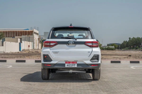  Белый Toyota Raize Photo 3