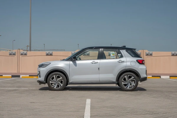  Белый Toyota Raize Photo 4