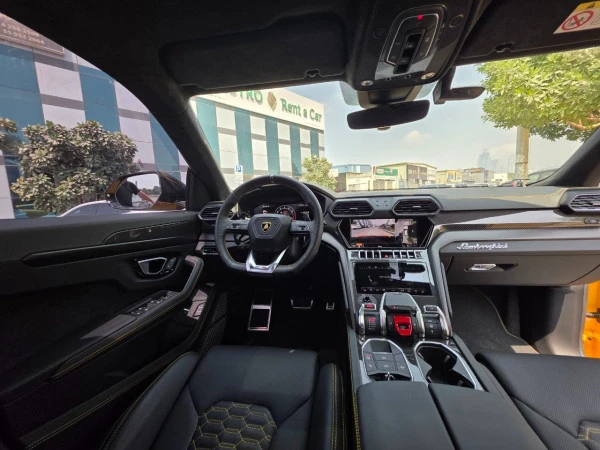  Yellow Lamborghini Urus MY20 Photo 5